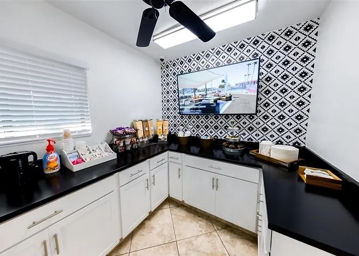 122 Fully Furnished 1br Suite-prime Location