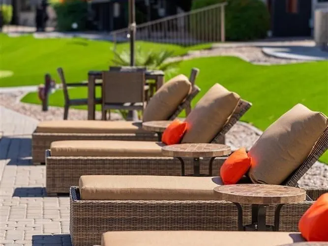 122 Fully Furnished 1br Suite-prime Location Apartment *