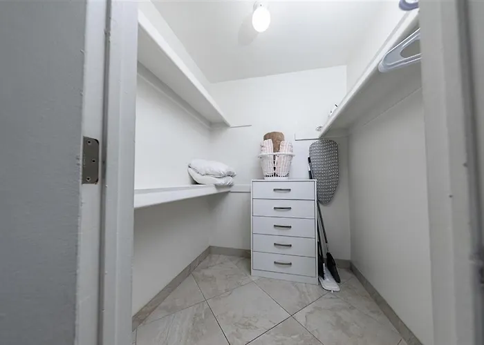 122 Fully Furnished 1br Suite-prime Location